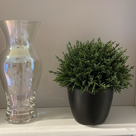 Iridescent vase with etched floral detail in 6 1/4” H x 2 5/8” across top size - Picture 7 of 8